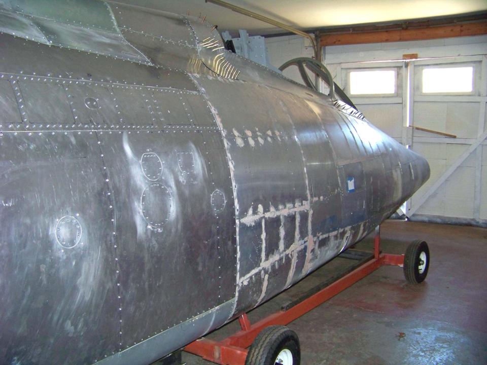 Completed metal work, right fuselage section side.
            Click on the picture to enlarge it.